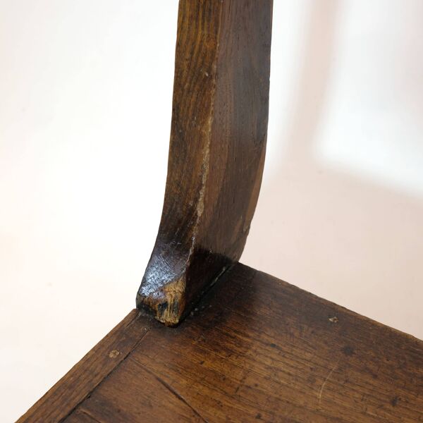 Banc artisanal en bois avec accoudoir et tiroir gauche.