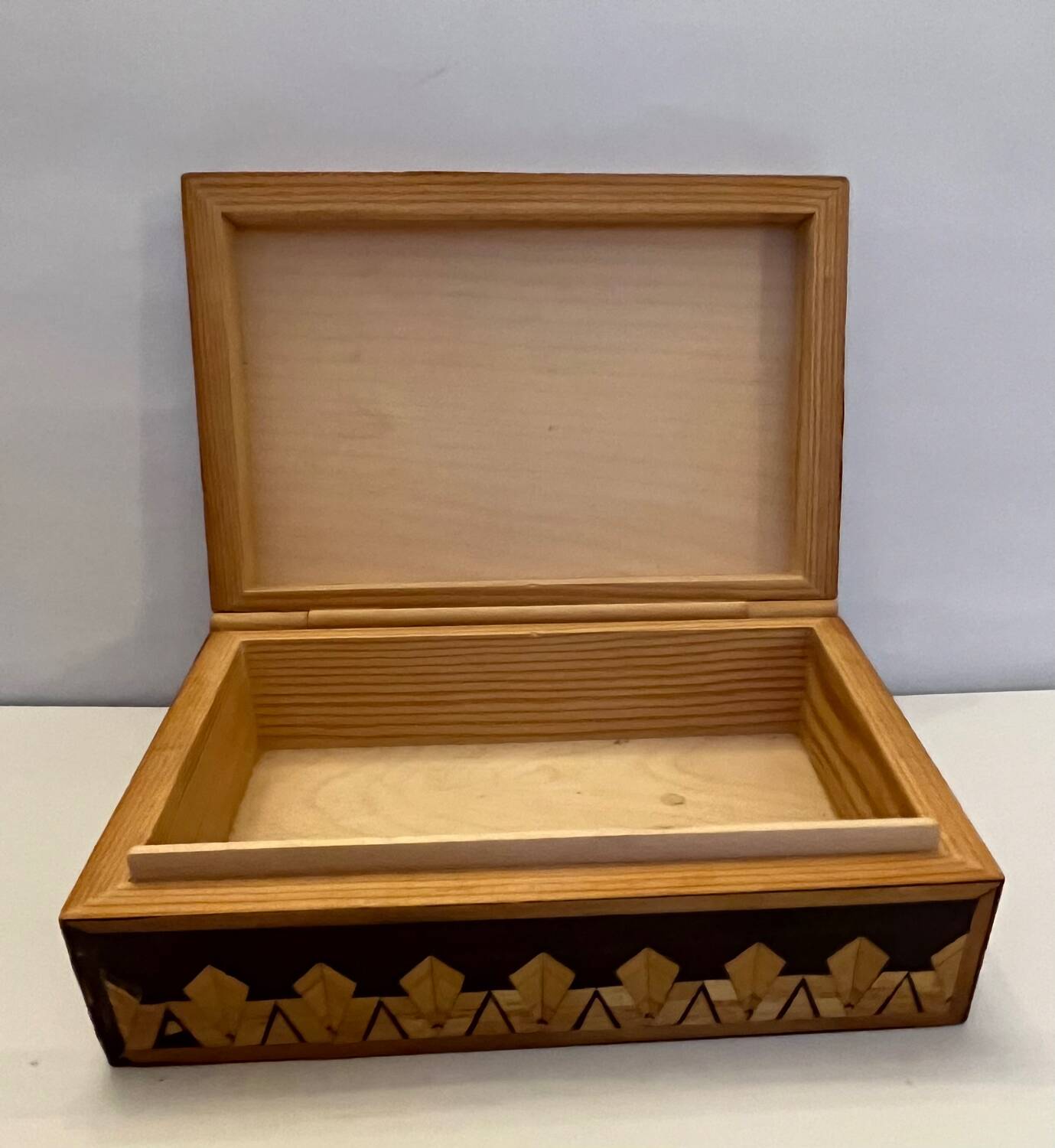 Boîte à bijoux en bois à marqueterie de paille