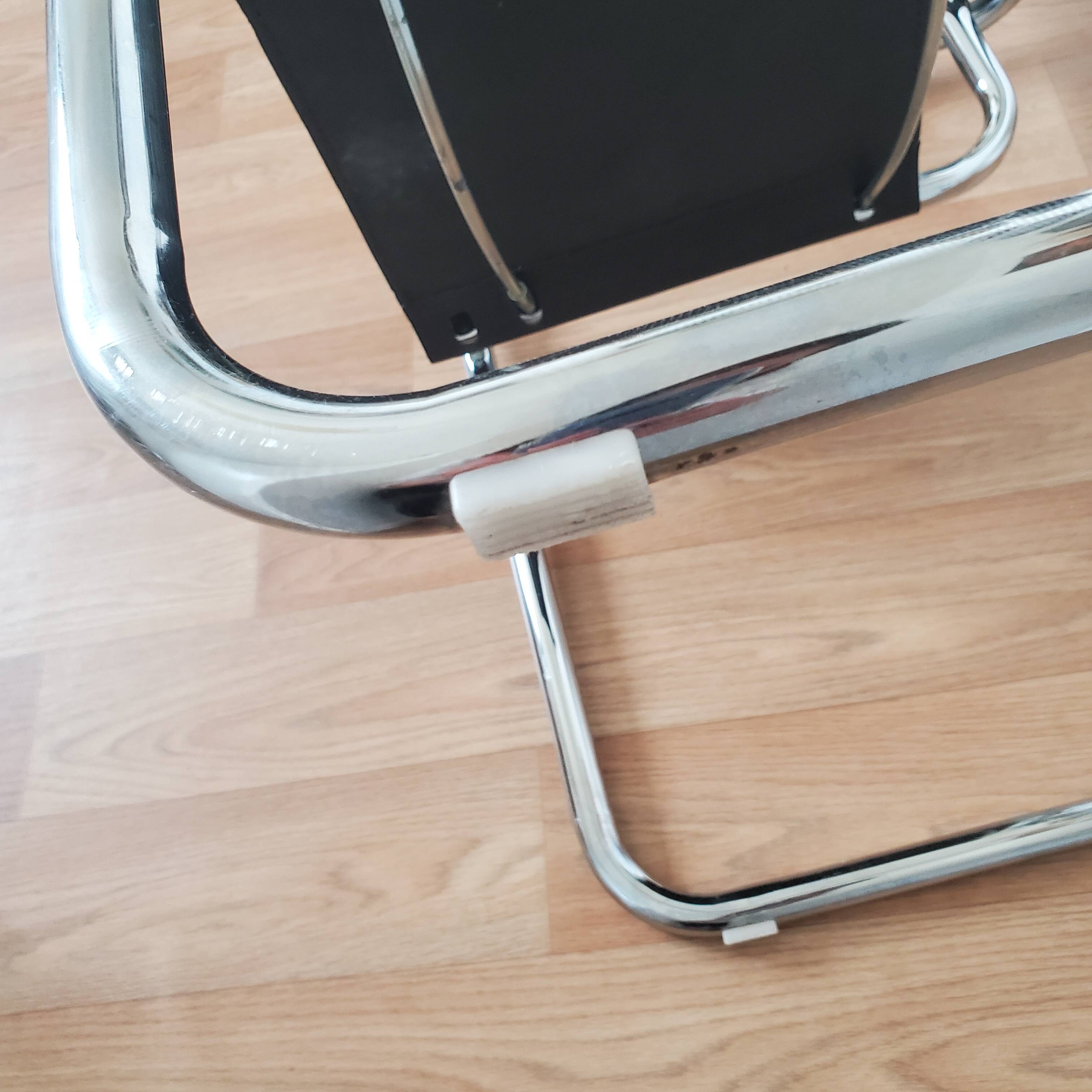 Pair of armchairs in chrome and black leather