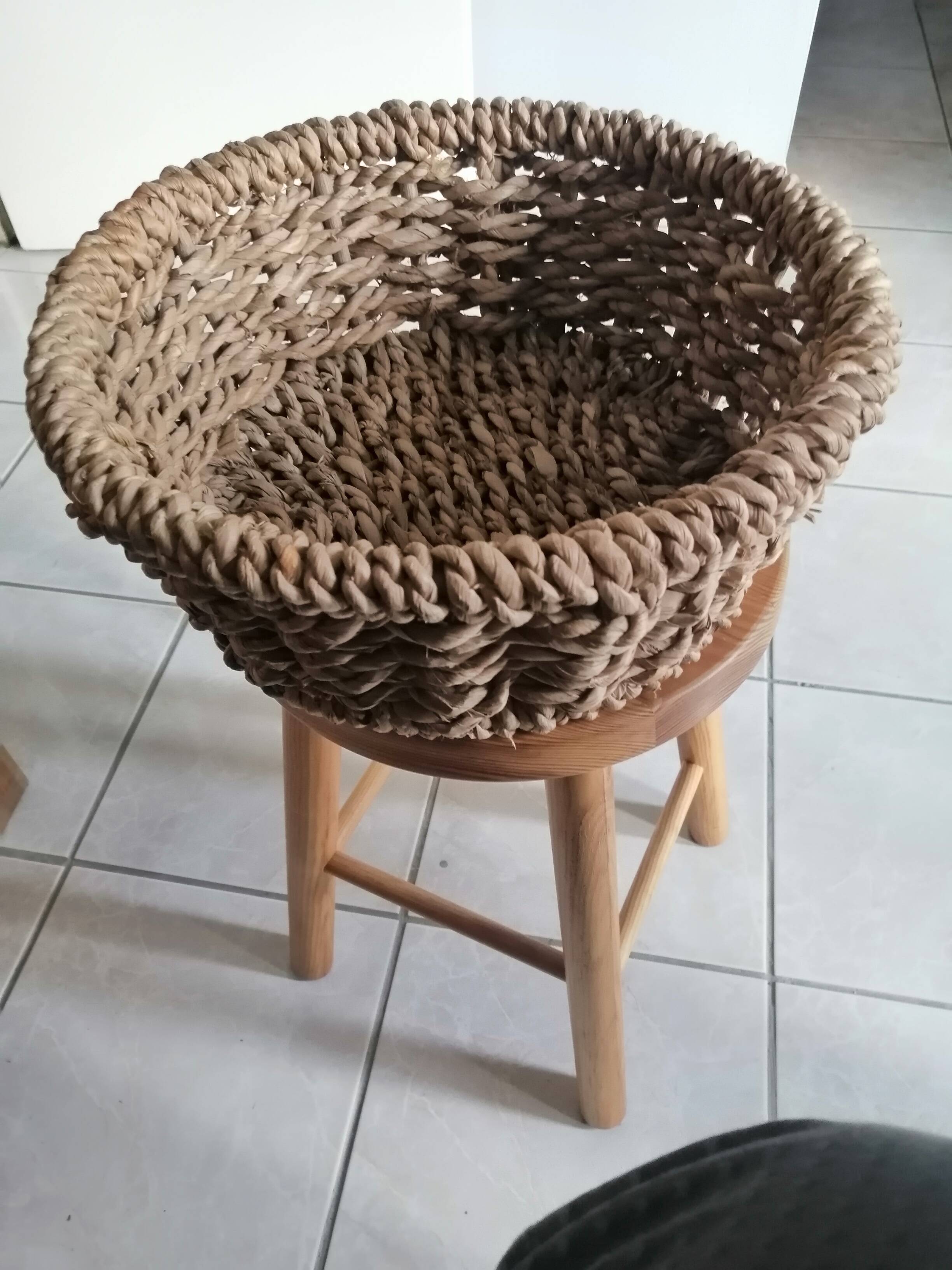 Woven round basket