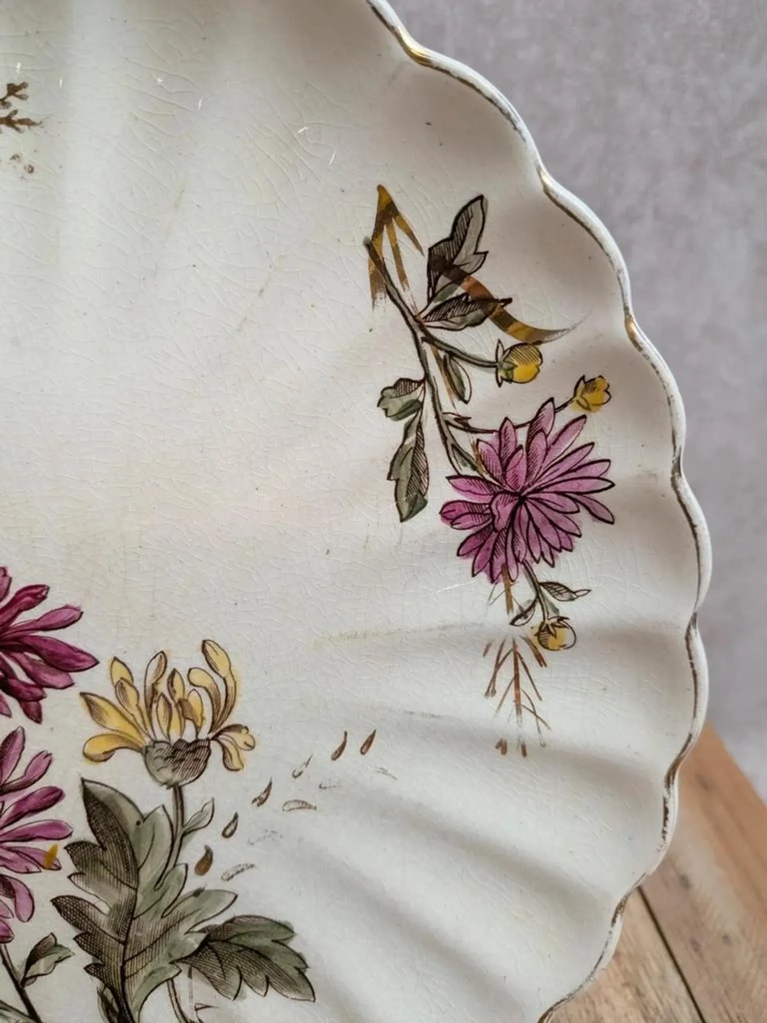Antique polychrome ironstone plate – Floral decoration and gilding – Scalloped edge