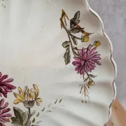 Antique polychrome ironstone plate – Floral decoration and gilding – Scalloped edge