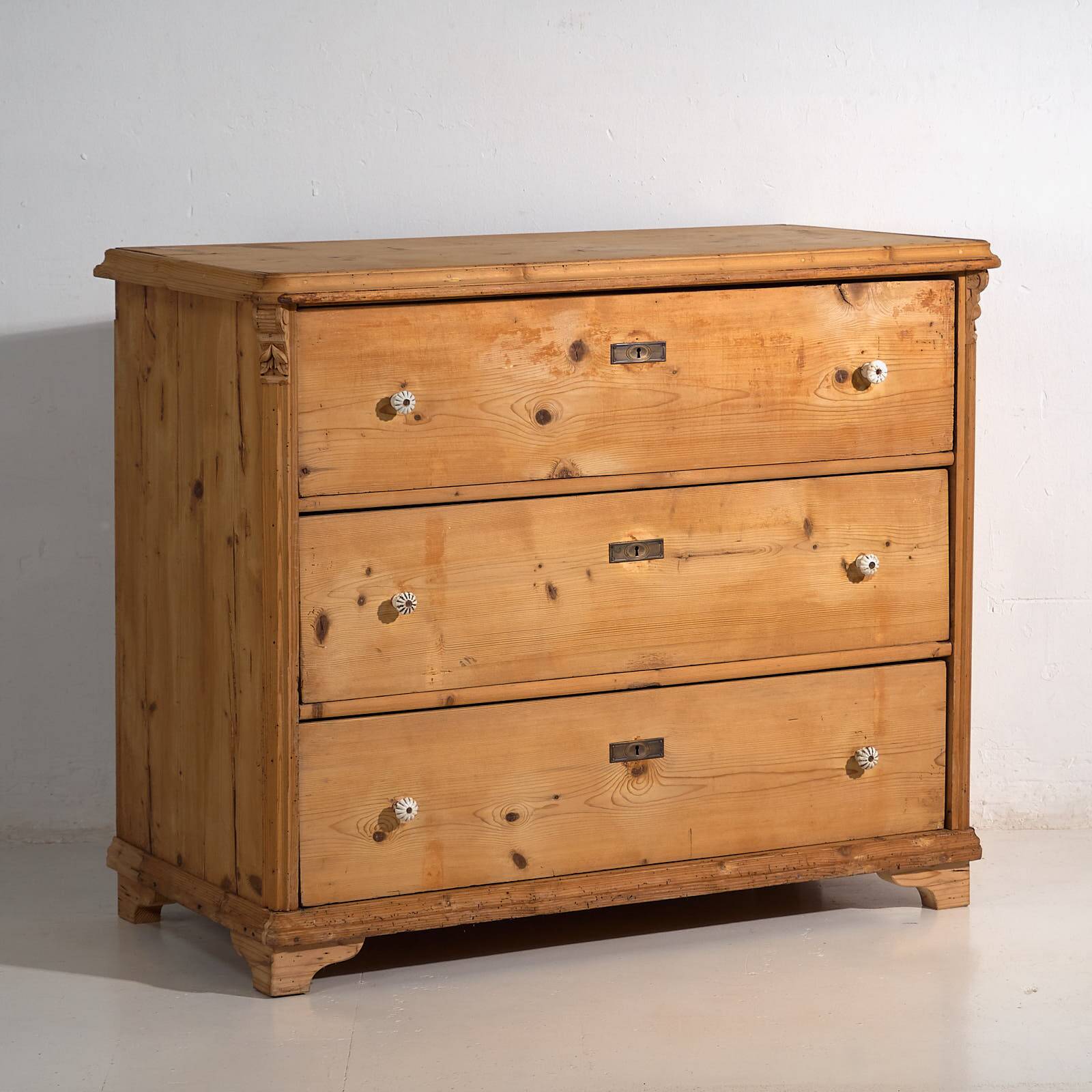 Large antique chest of drawers (circa 1920)