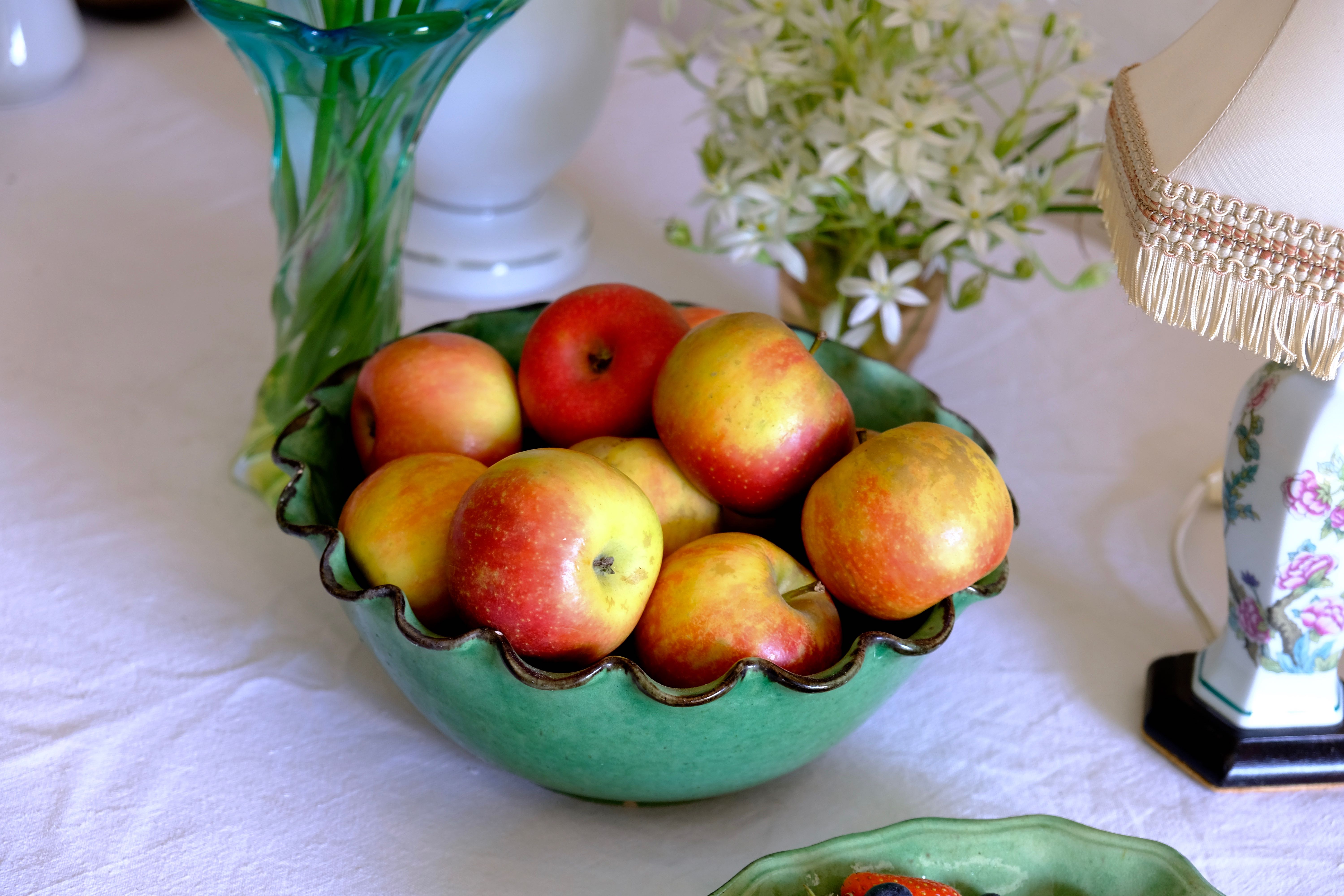 Ancient saladier varnished Provence