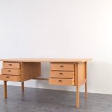 Bureau en chêne du milieu du siècle par Svend Åge Madsen pour Sigurd Hansen, années 1960.