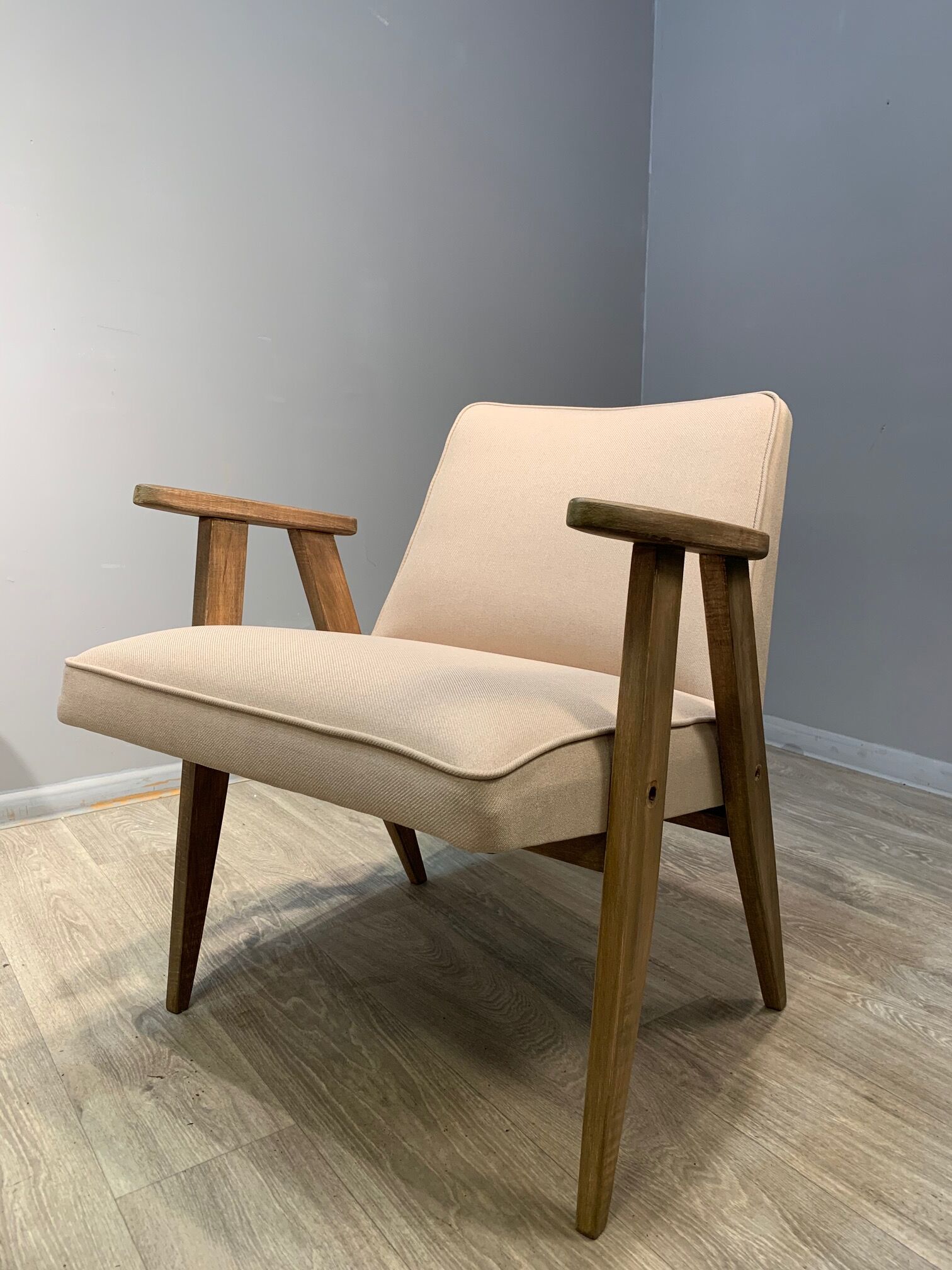 Paire de fauteuils 366, conçus par J. Chierowski