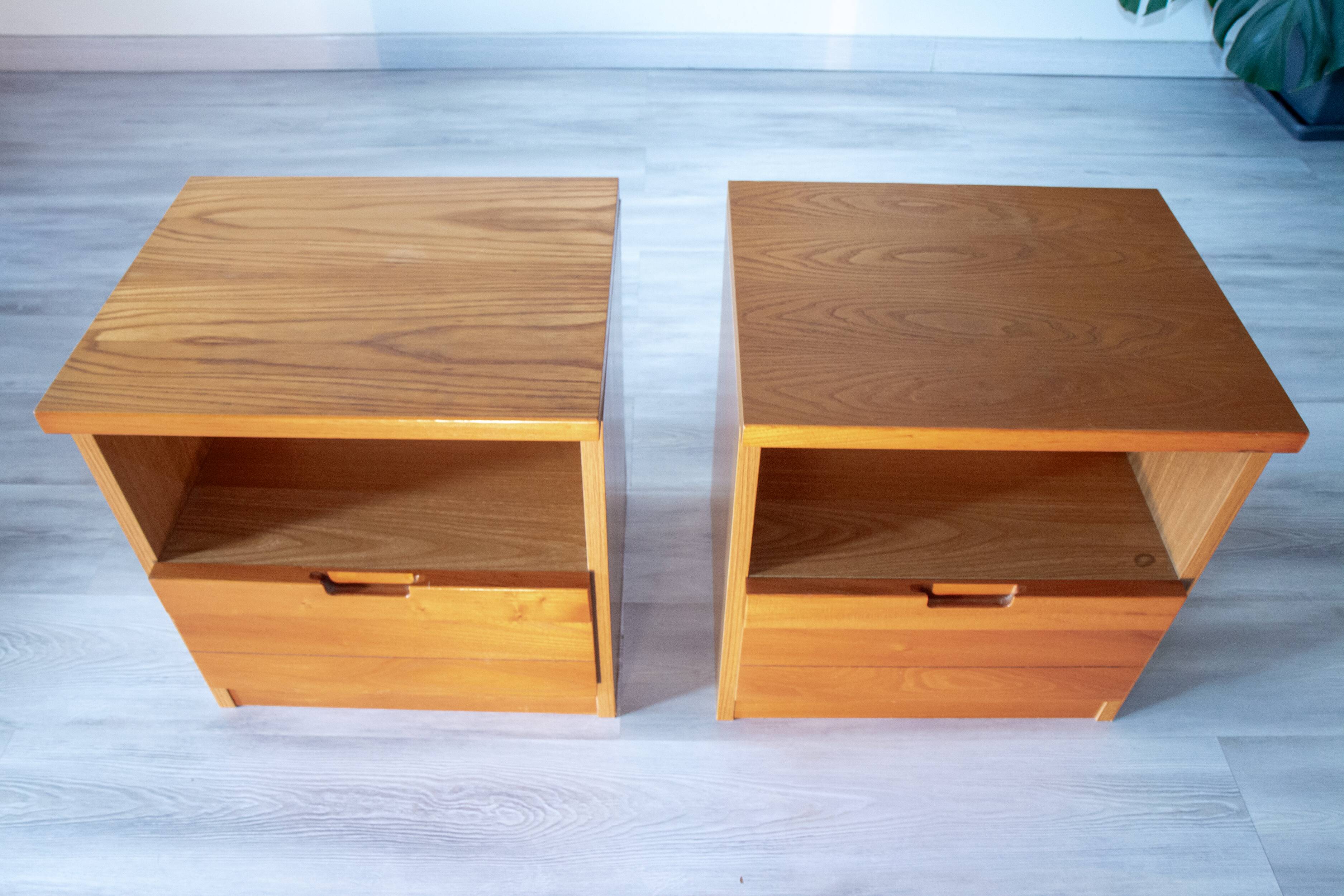 Pair of bedside tables in elm from the 1980s, brutalist design, chalet.