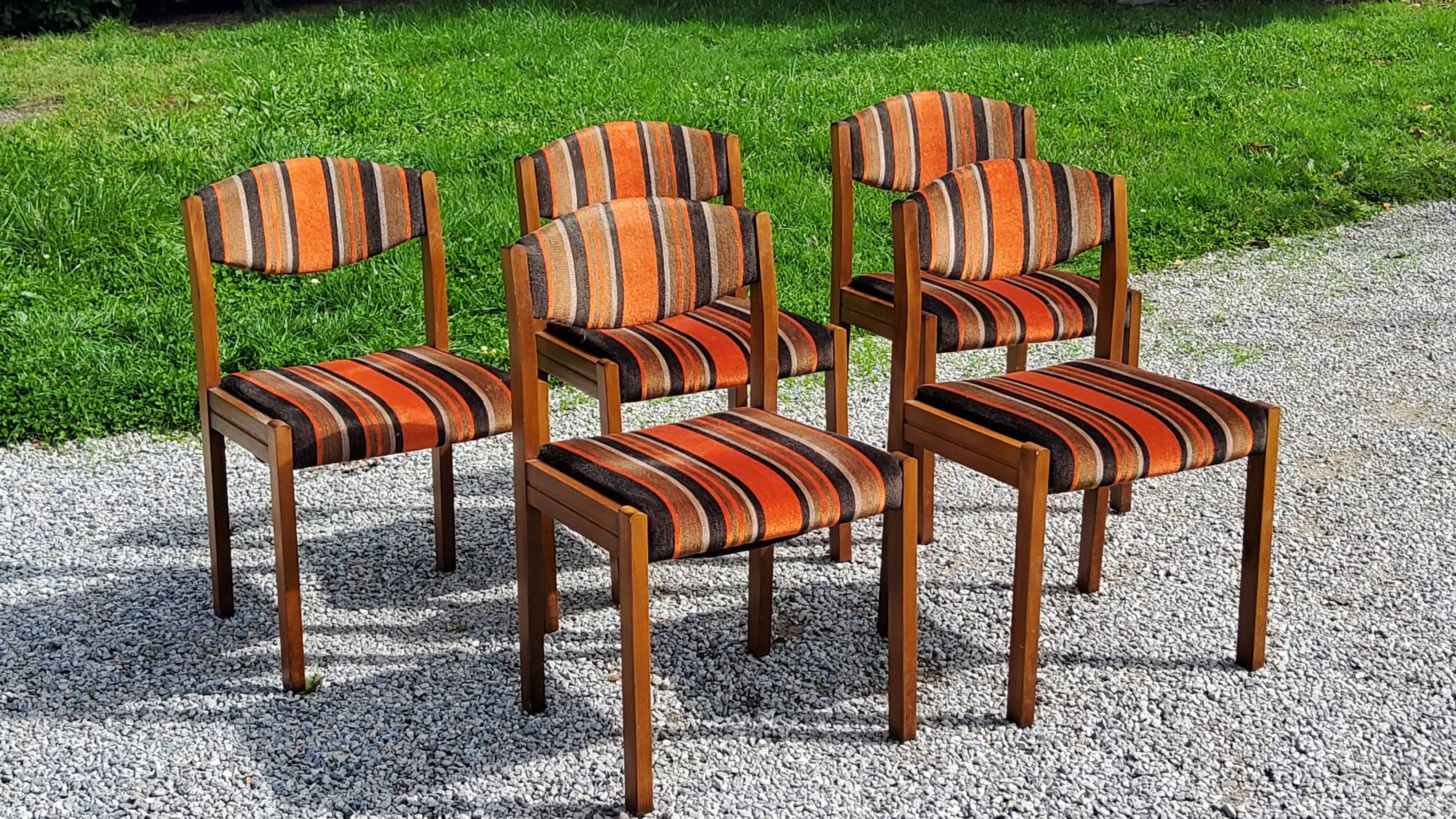 Set of 5 70s designer chairs in beech and orange and brown velvet Self éditeur