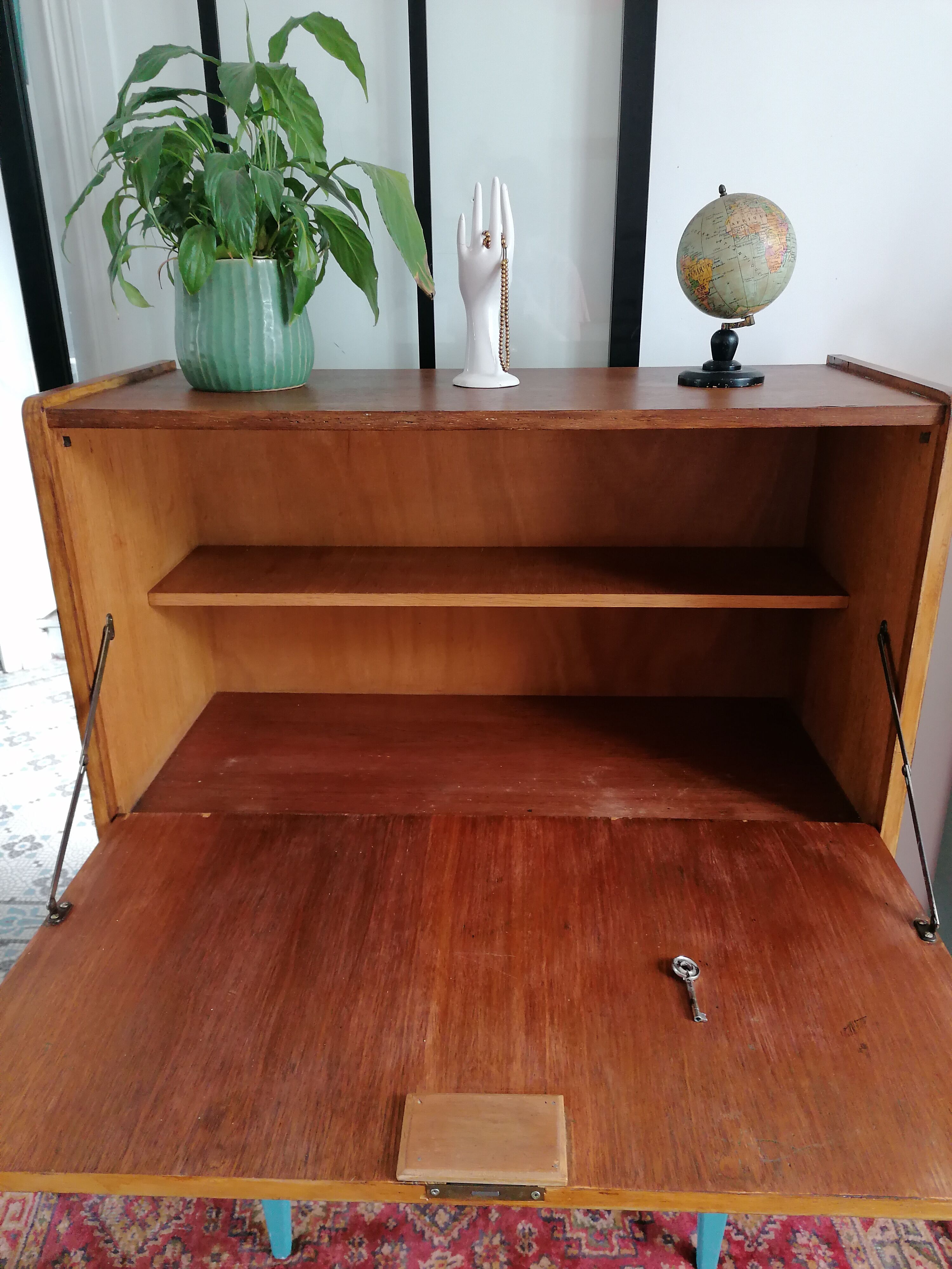 Scandinavian secretary