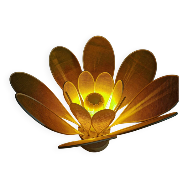 Lampe à poser fleur composée de pétales en rotin et lin jaune safran
