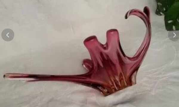 Grand centre de table en verre soufflé rose – design organique –