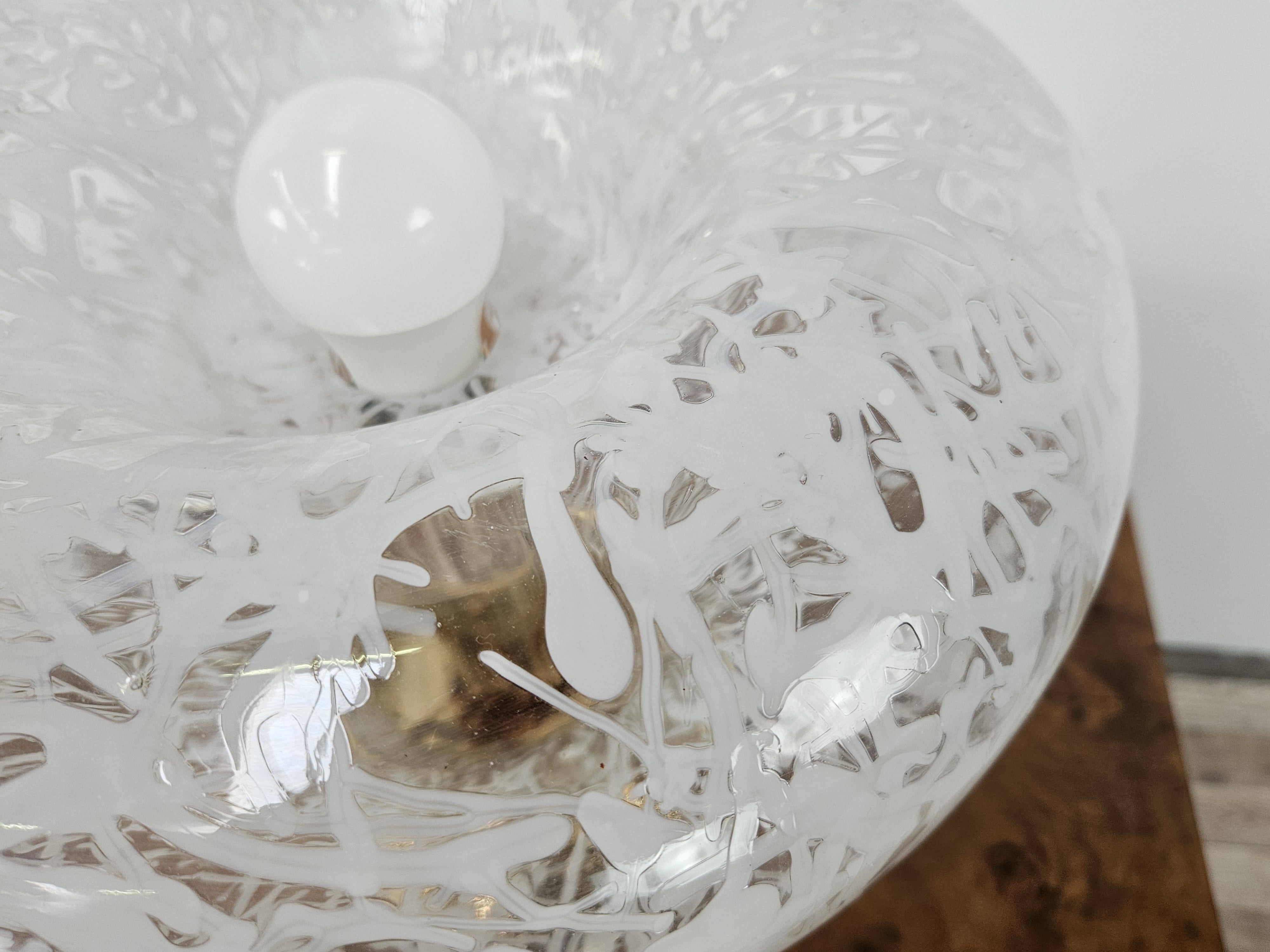 1970s table lamp in worked glass and gold metal