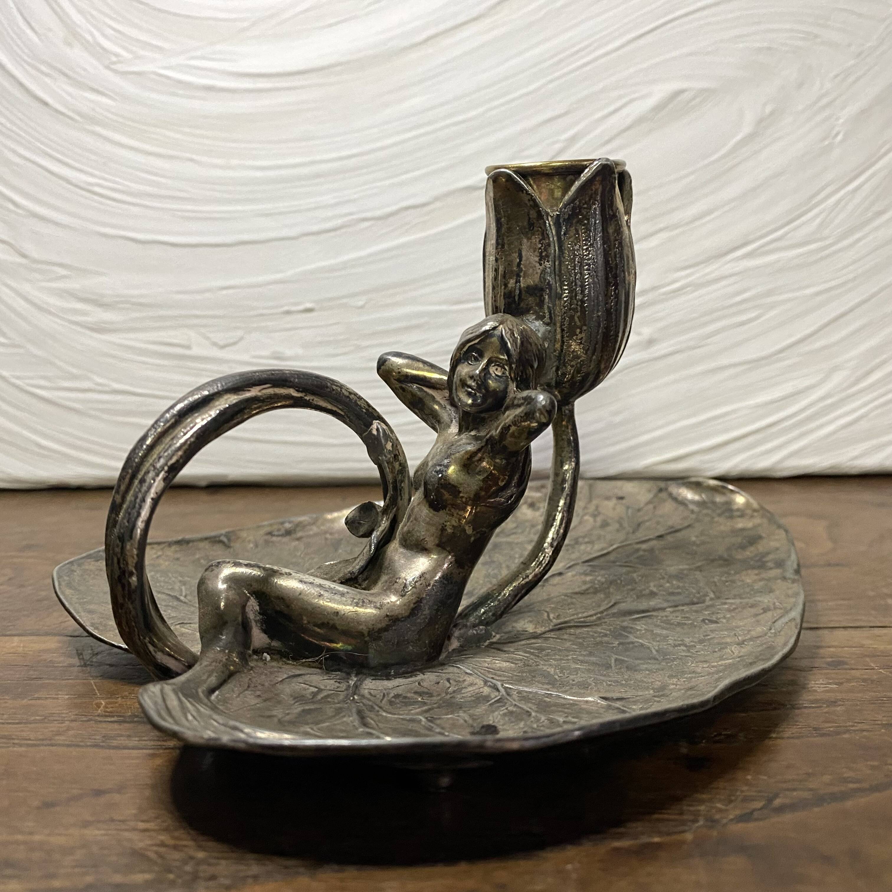 Water lily leaf thumb candle holder