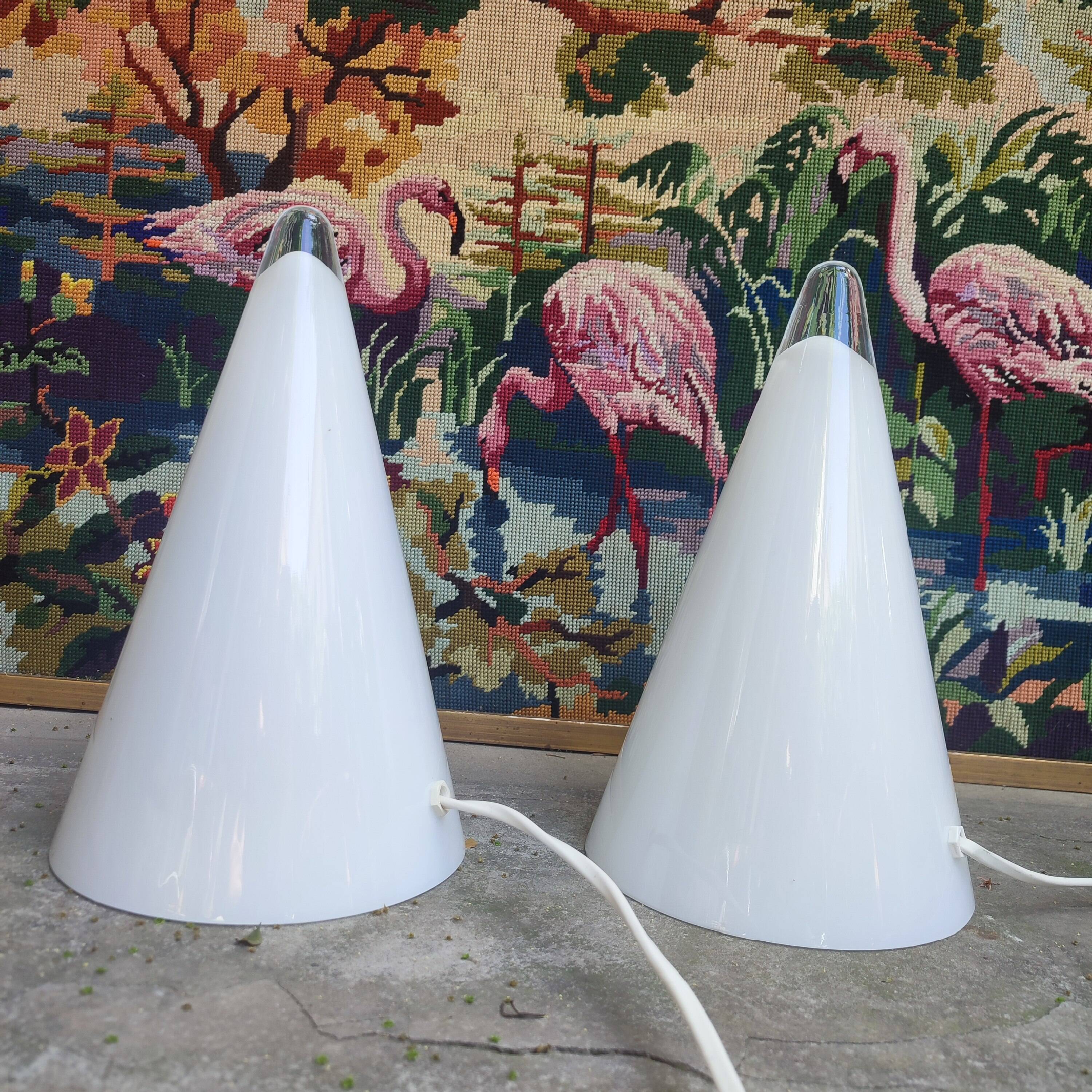 Paire de lampes teepee en verre blanc