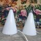 Paire de lampes teepee en verre blanc