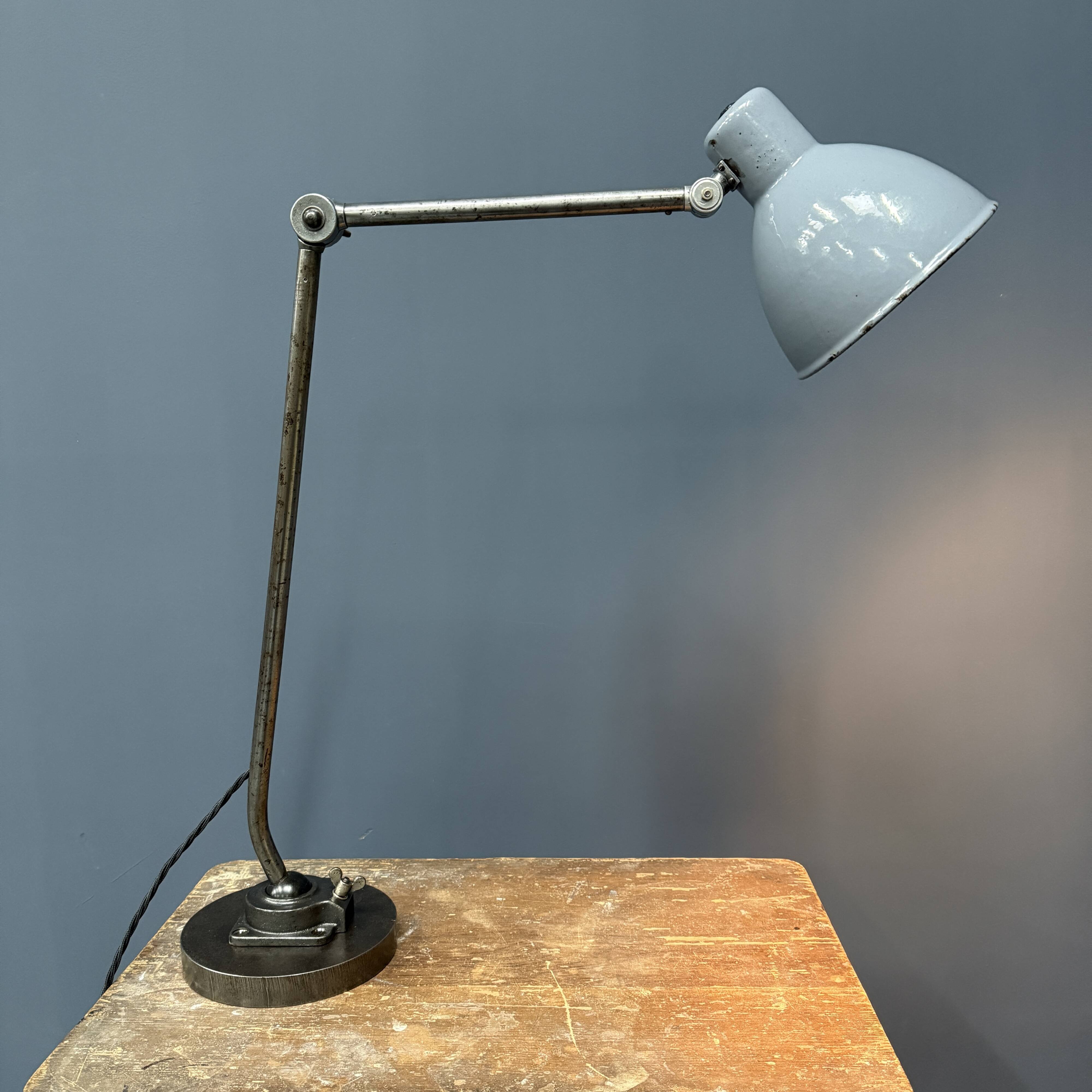 Grande lampe de table d'atelier Kandem modèle 566