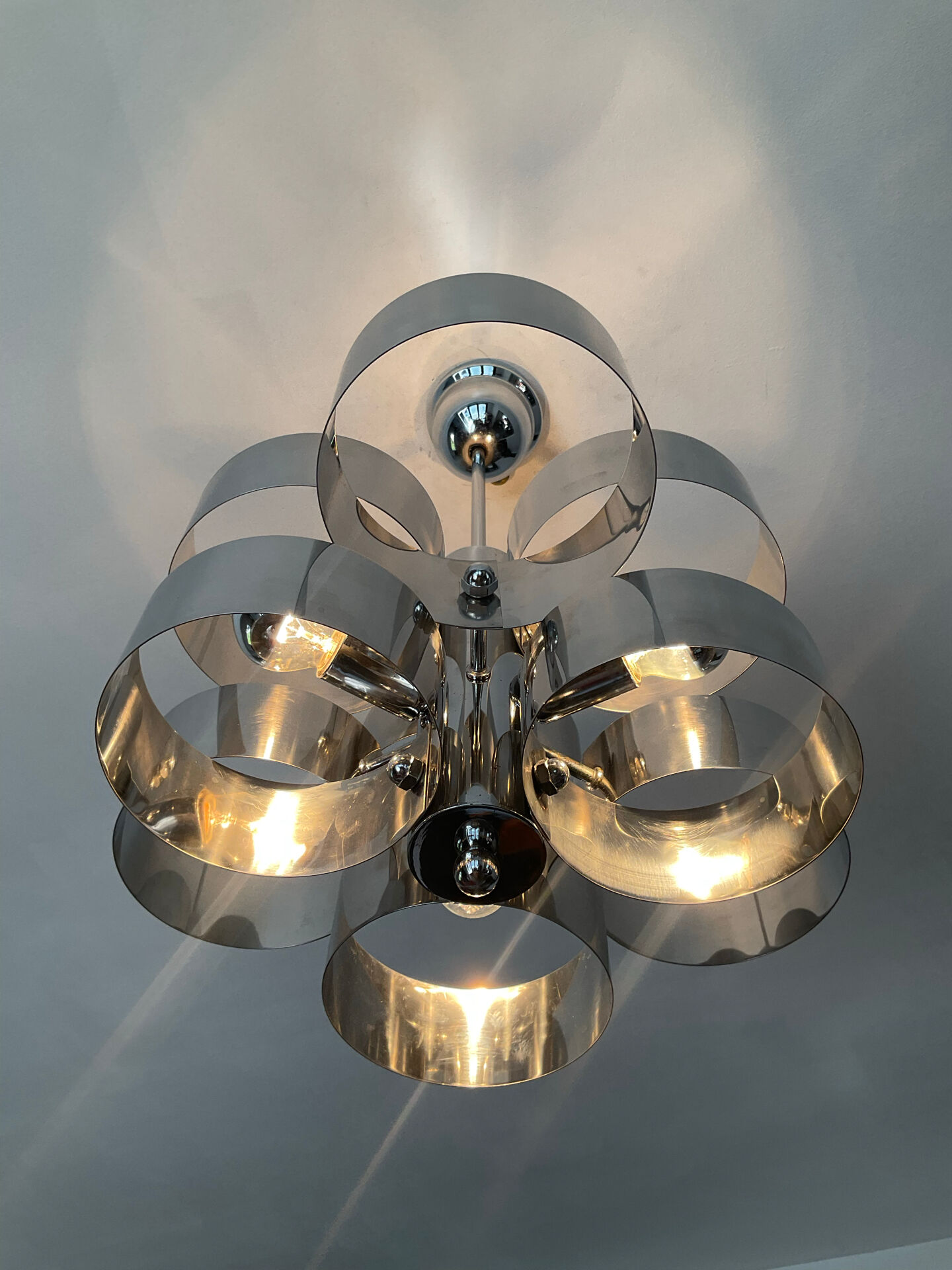 Chrome metal Space Age Sciolari chandelier from the 1970s.