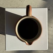 Grande carafe en grès orange Grès Bonneval Made in France au dessous H18
