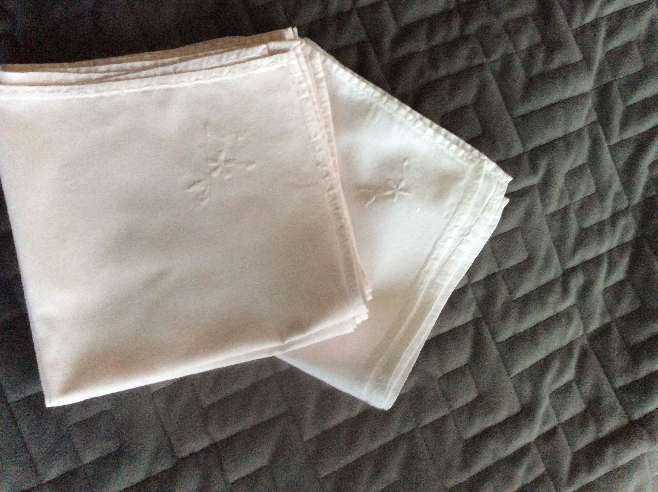 Napkins with embroidered flower