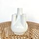 Vase pique fleurs en porcelaine