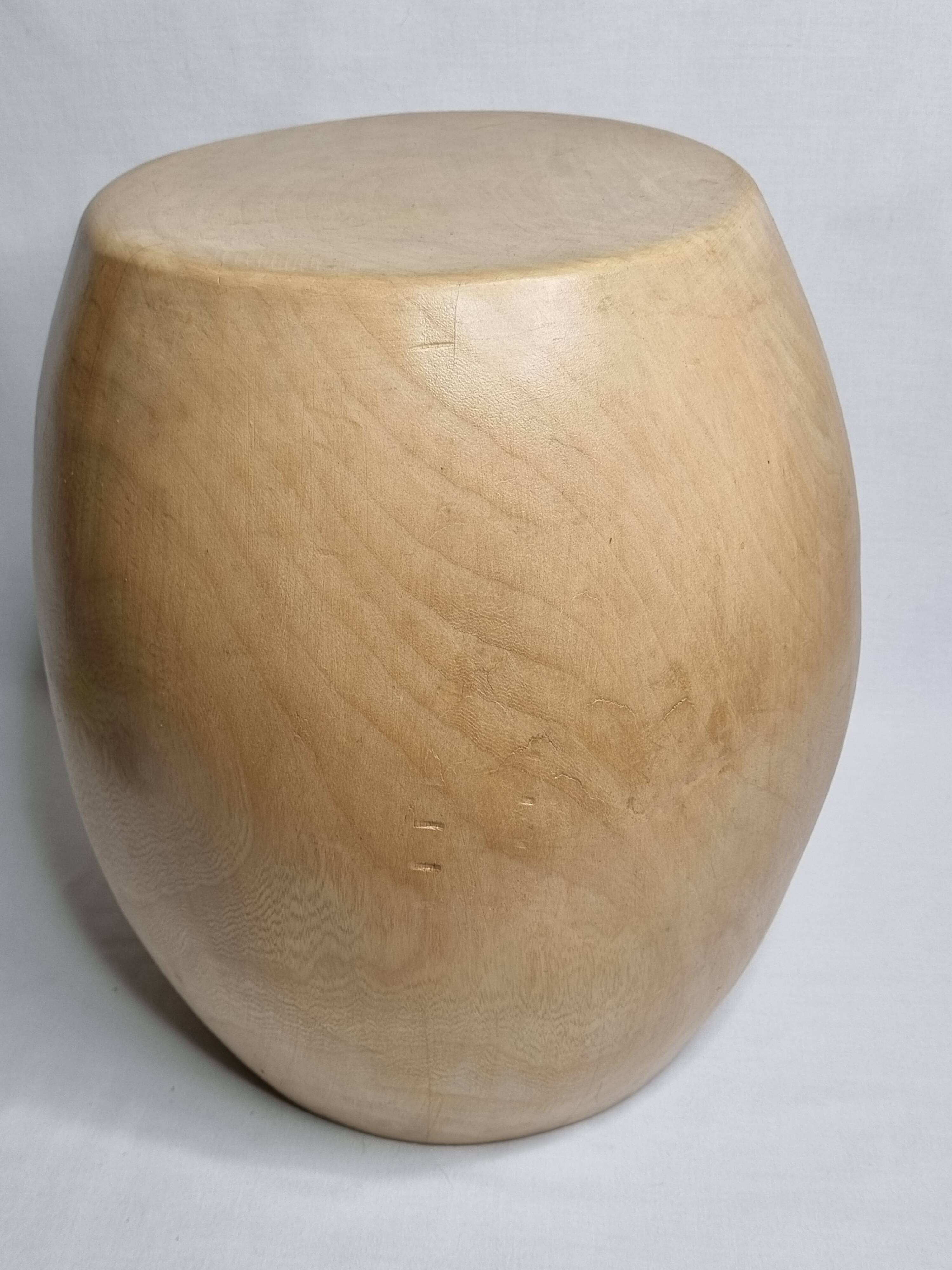 Brutalist monoxyle stool in solid mango wood, organic shape, 37 cm.