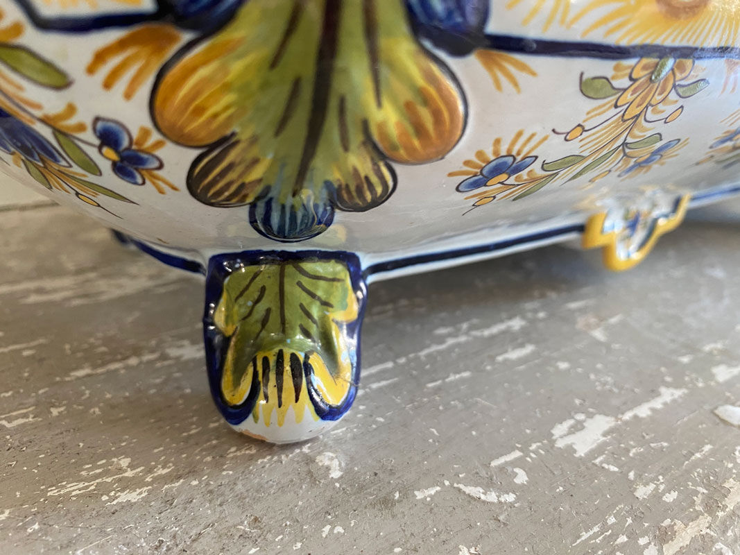 Large hollow dish / cut on feet