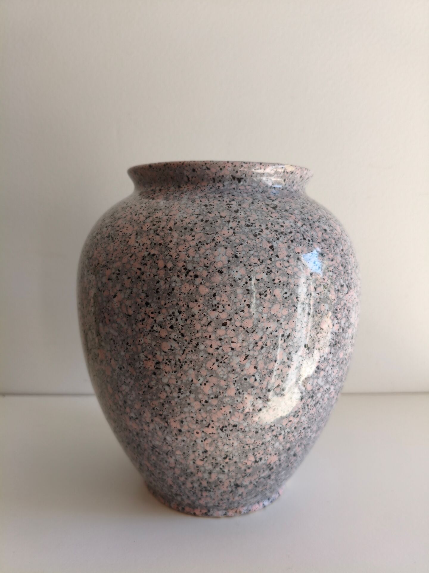 Vase vintage en céramique mouchetée rose, gris & noir – années 60/70