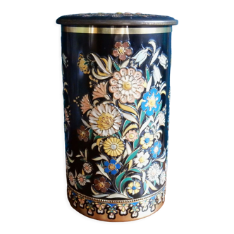 Metal biscuit box from the 60s with flower pattern