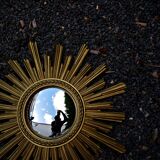 Miroir Soleil Sunburst œil de sorcière en résine doré style mid-century