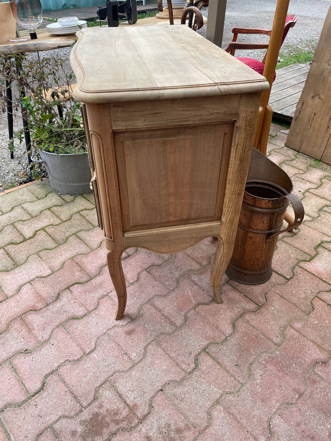 The commode drinks raw.