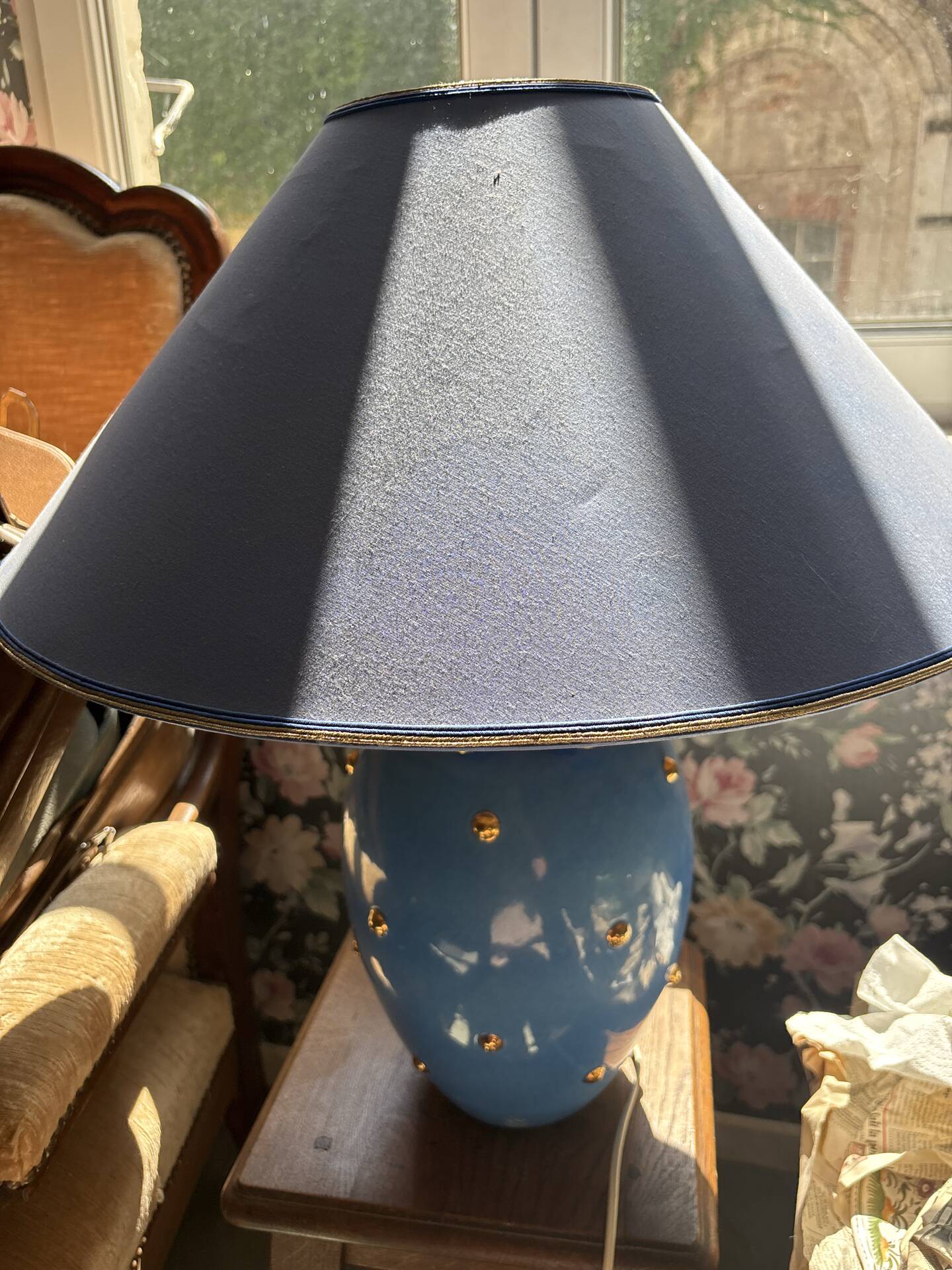 Grande lampe de table en faïence bleue et détails dorés