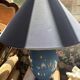 Grande lampe de table en faïence bleue et détails dorés