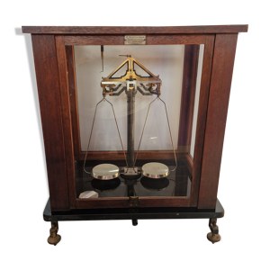 ancienne balance de laboratoire