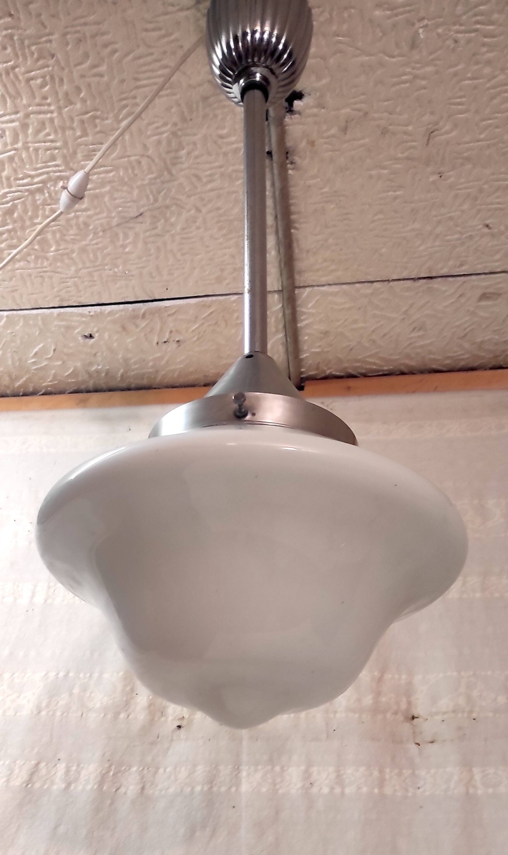 Suspension style Bauhaus métal chromé et globe opaline - années 20/30