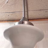 Suspension style Bauhaus métal chromé et globe opaline - années 20/30