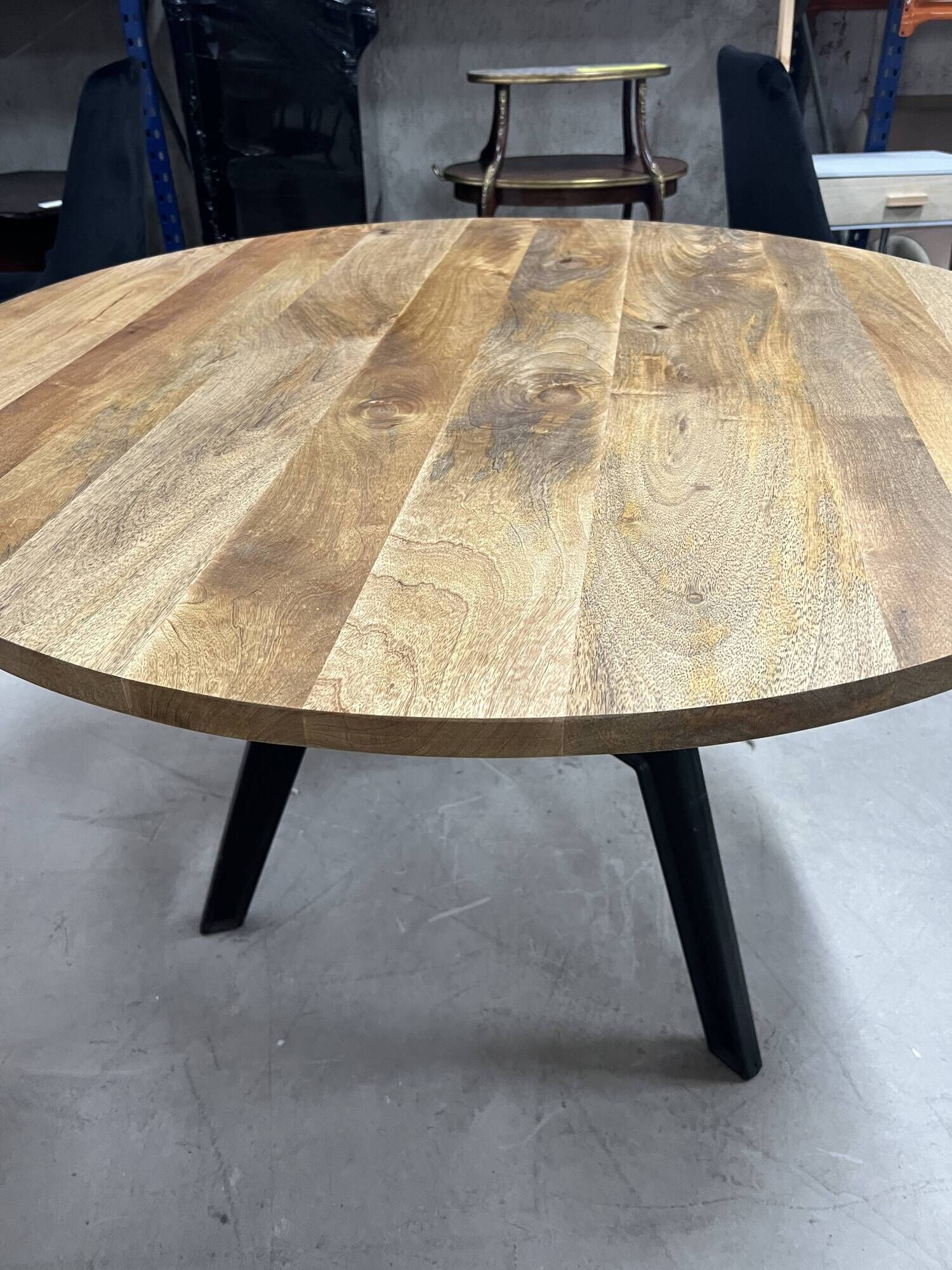 Industrial dining table for 6 to 8 people in mango and cast iron