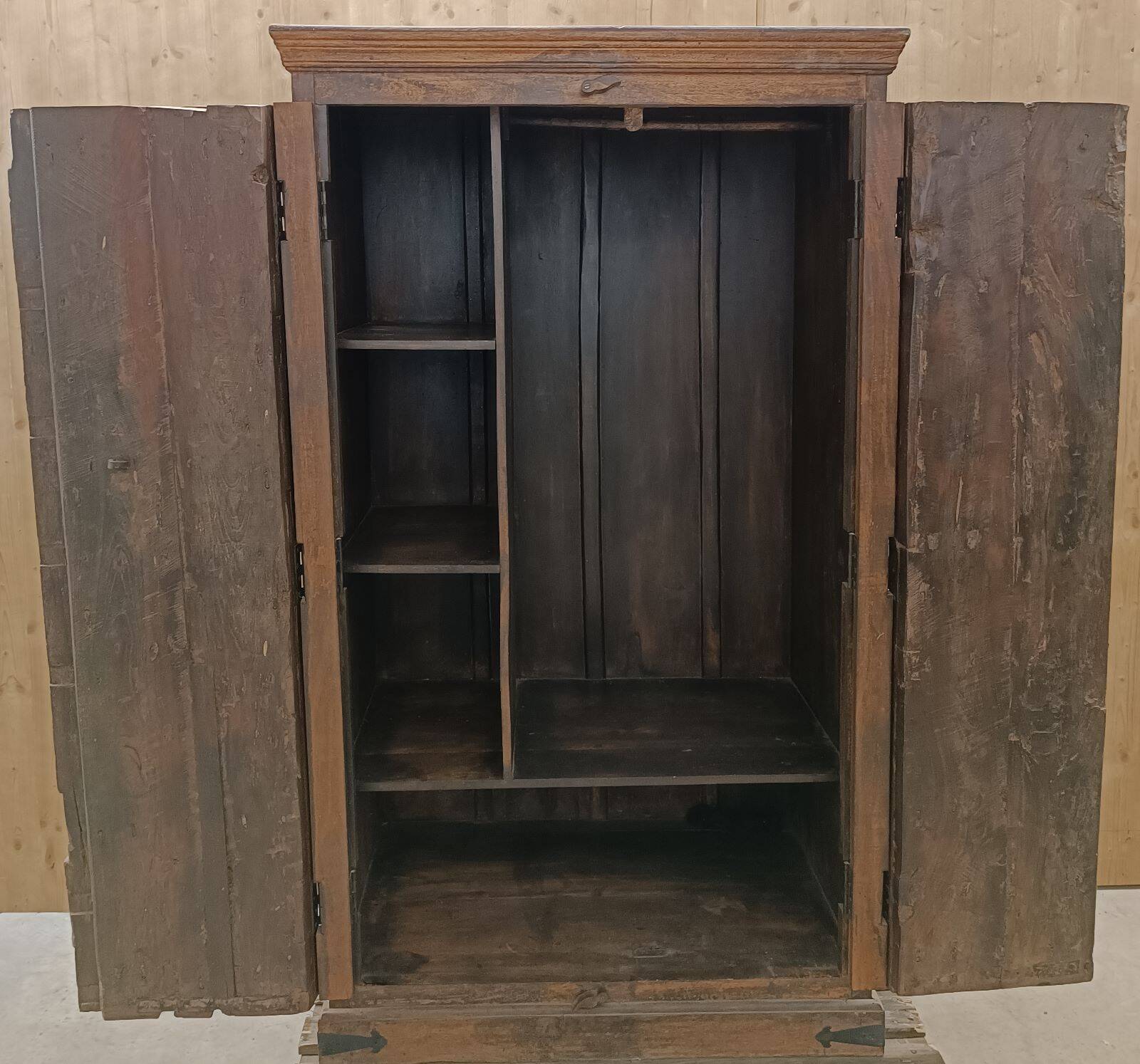 Ancienne Armoire penderie du Rajasthan - bois exotique, réalisée à partir de porte indienne antique