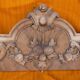 Fronton en bois sculpté