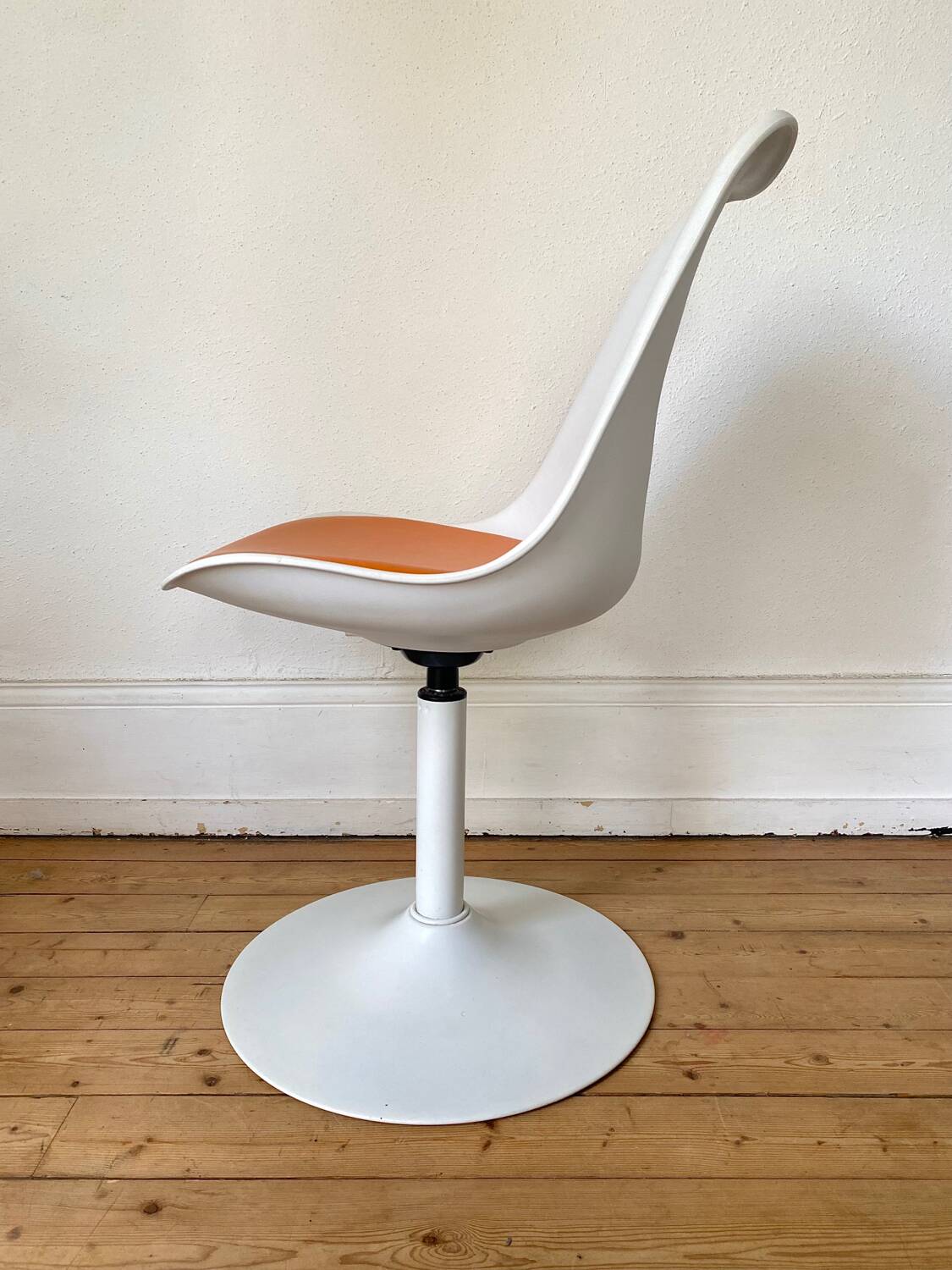 Space age 70s swivel tulip foot chairs