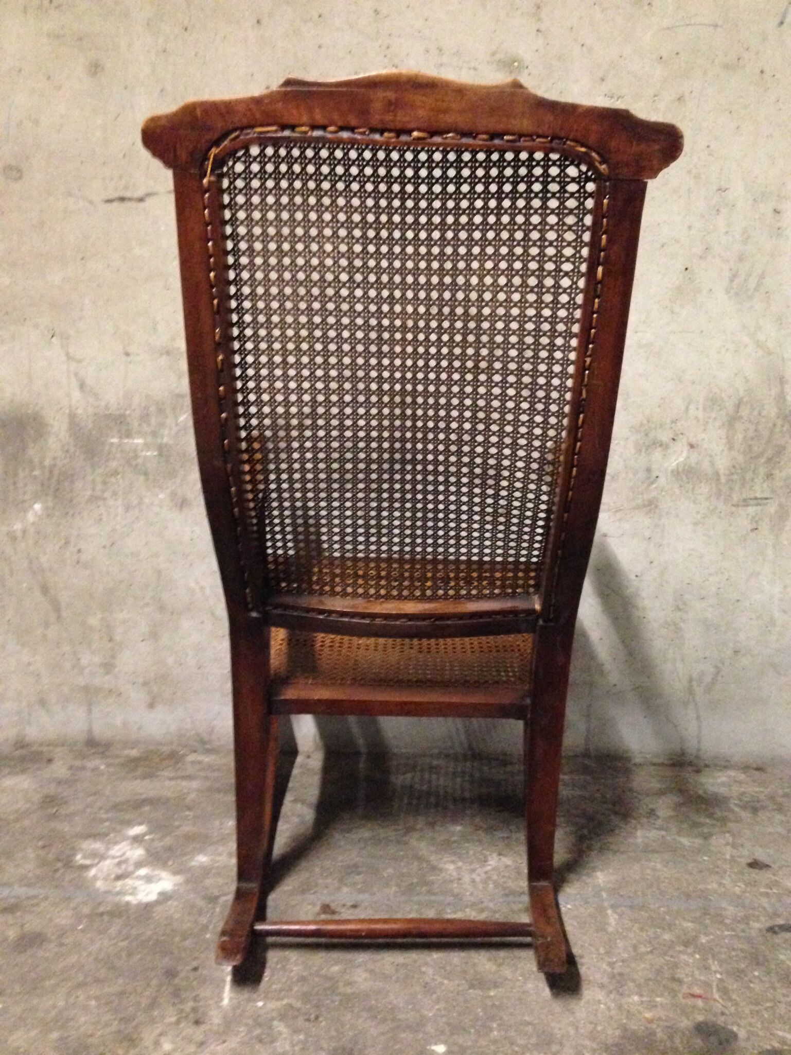 Rocking-chair en bois de cannage