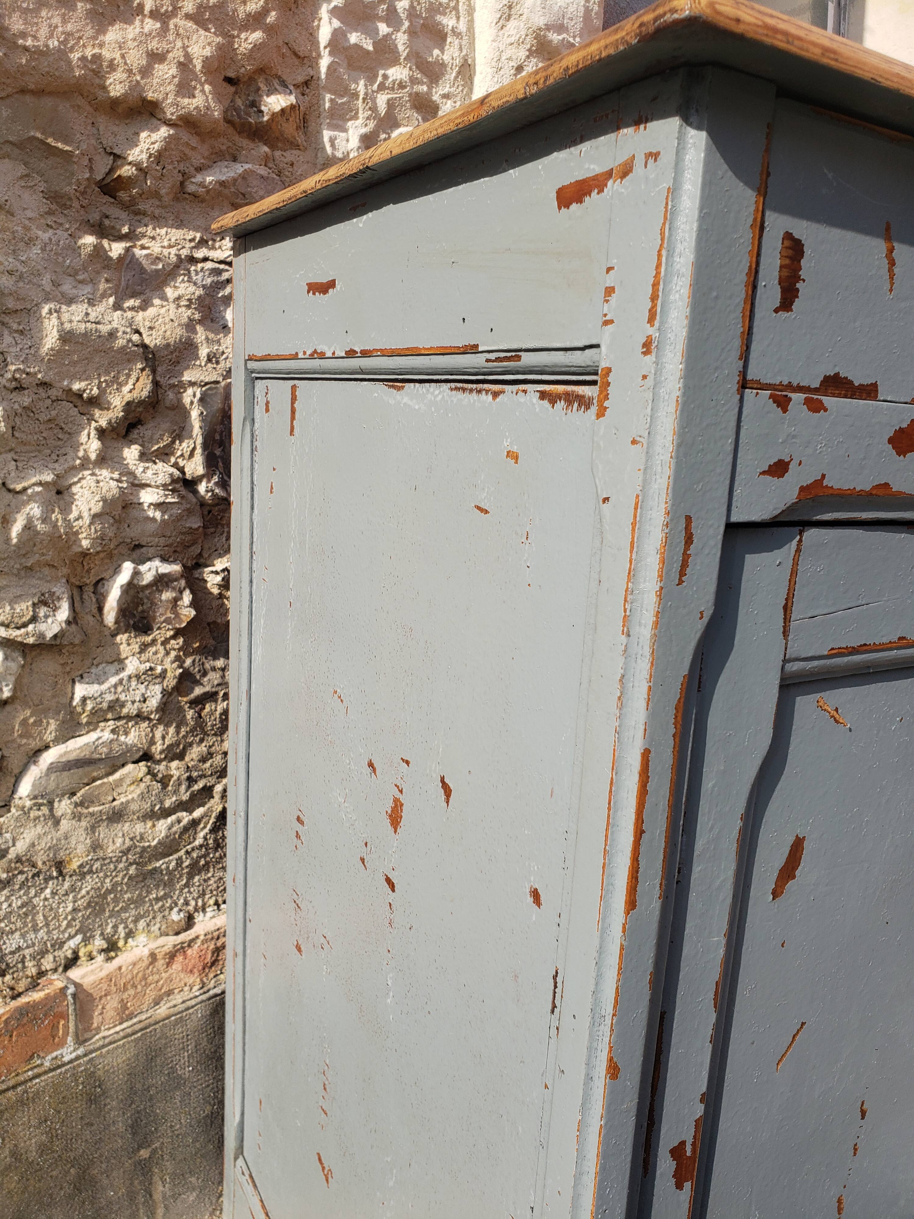 Slate and raw Parisian buffet