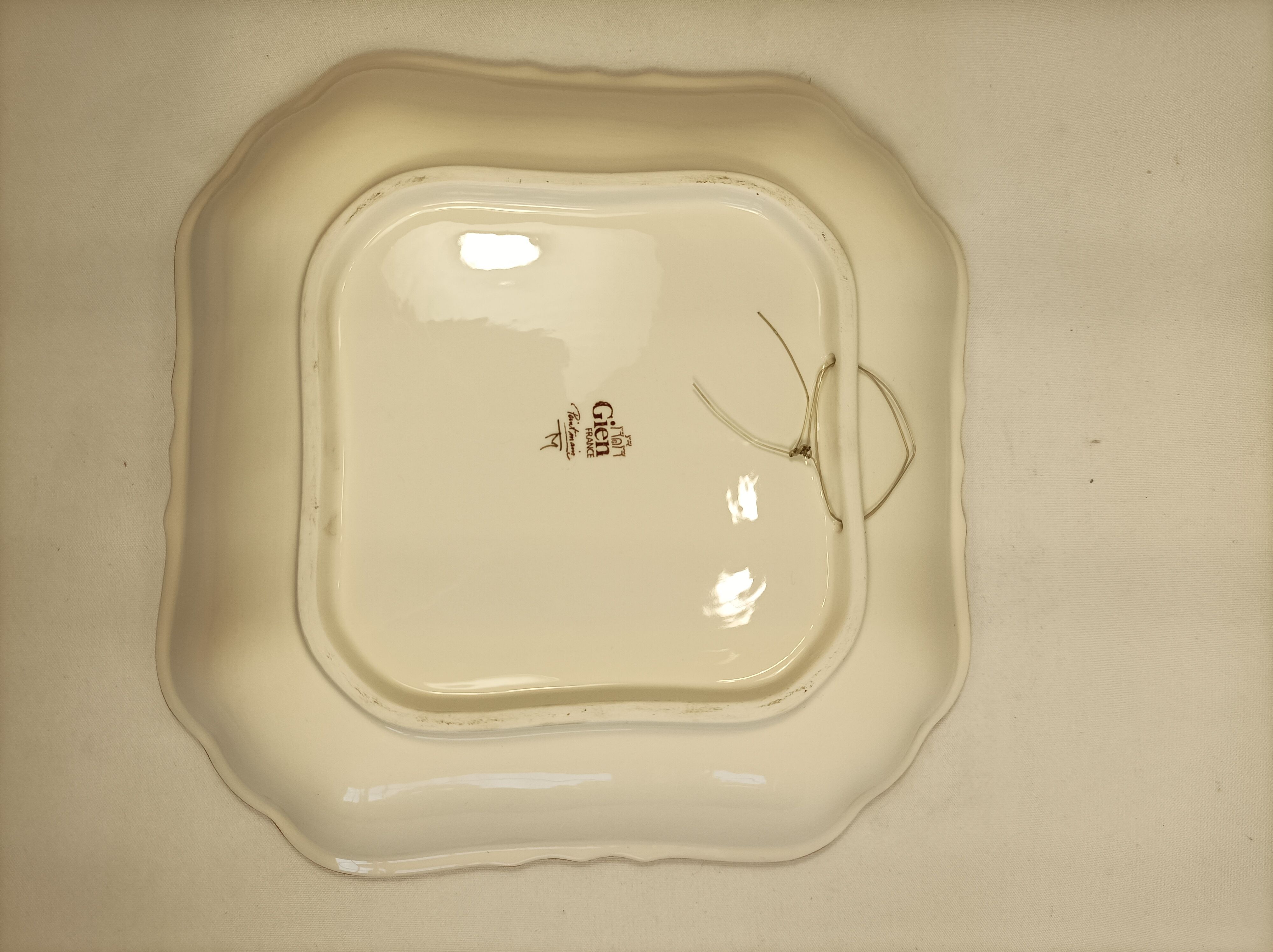 Plat creux modèle pivoine de Gien