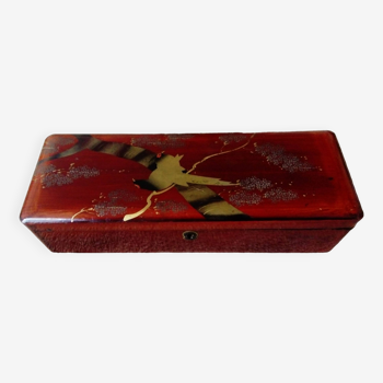 Glove box in lacquered wood decorated with 2 birds under wisteria
