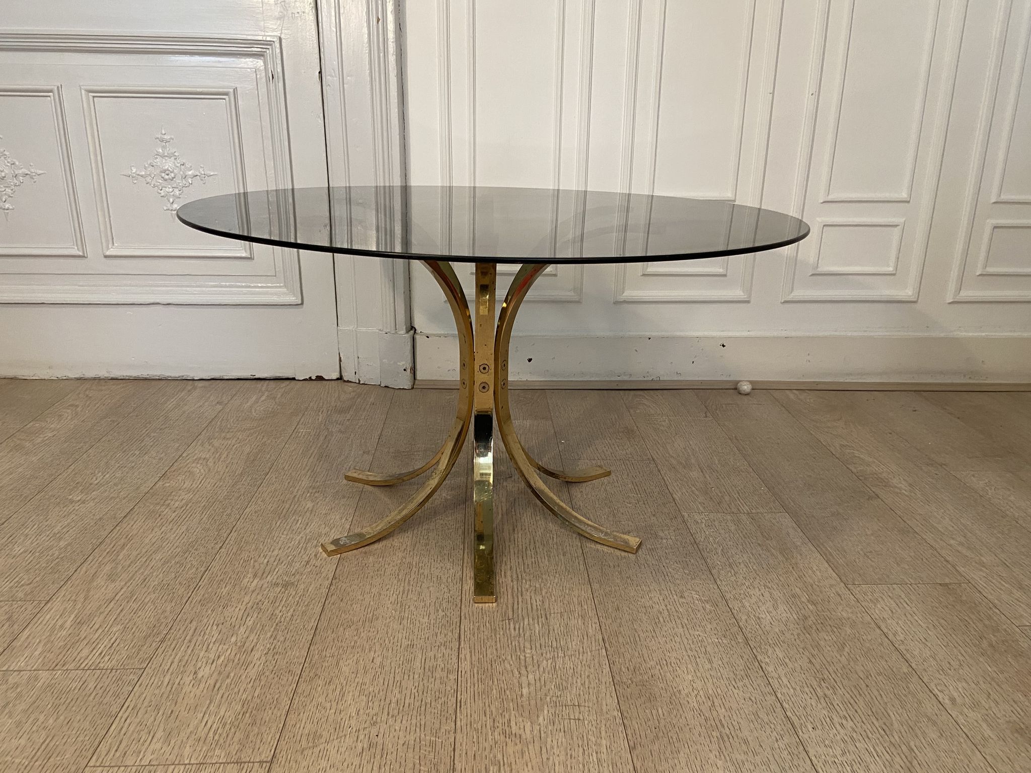 Table basse laiton et verre fumé, 1970s