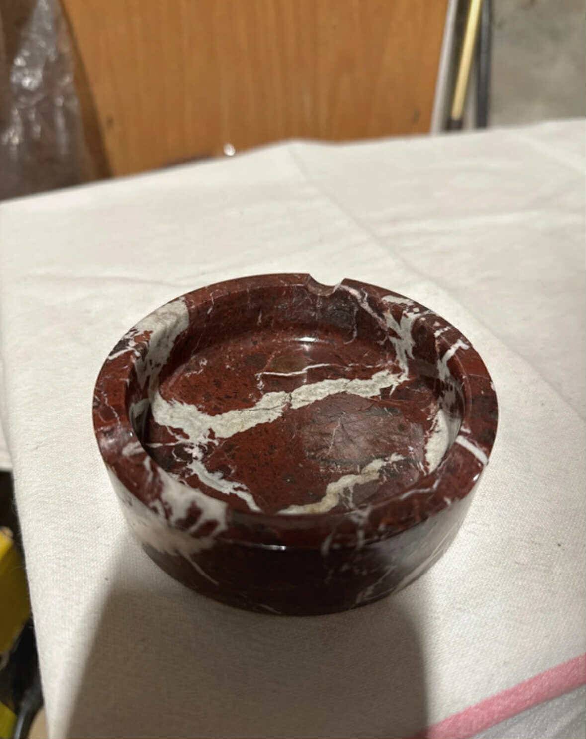 Cendrier en marbre rouge marron vintage