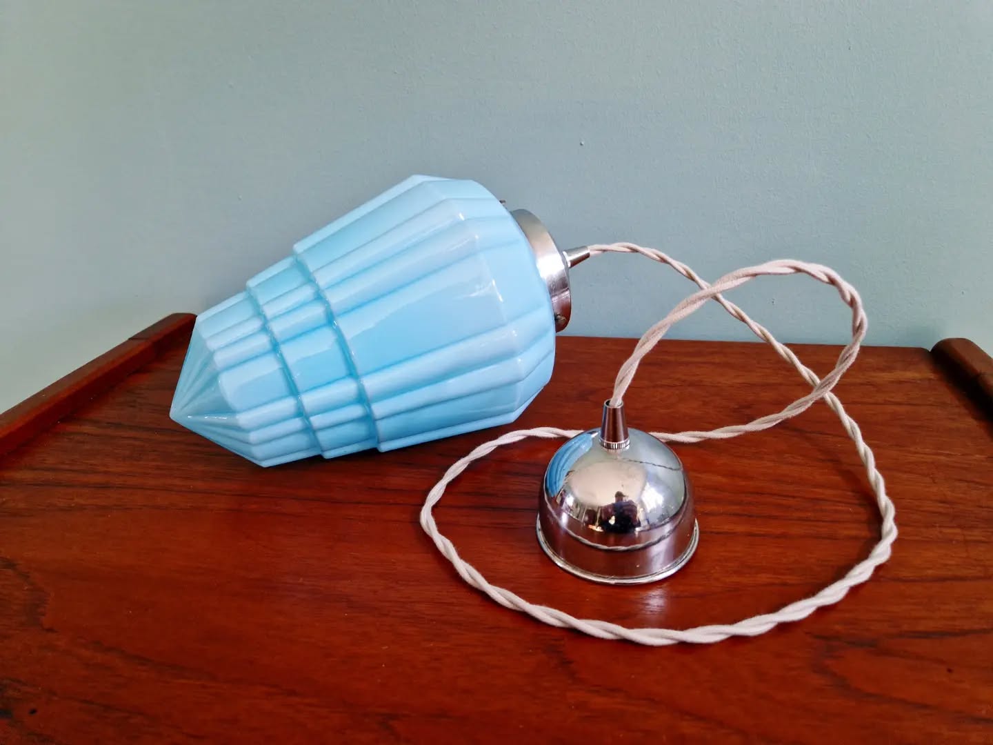 Suspension Art Déco en opaline bleue, années 1920-30