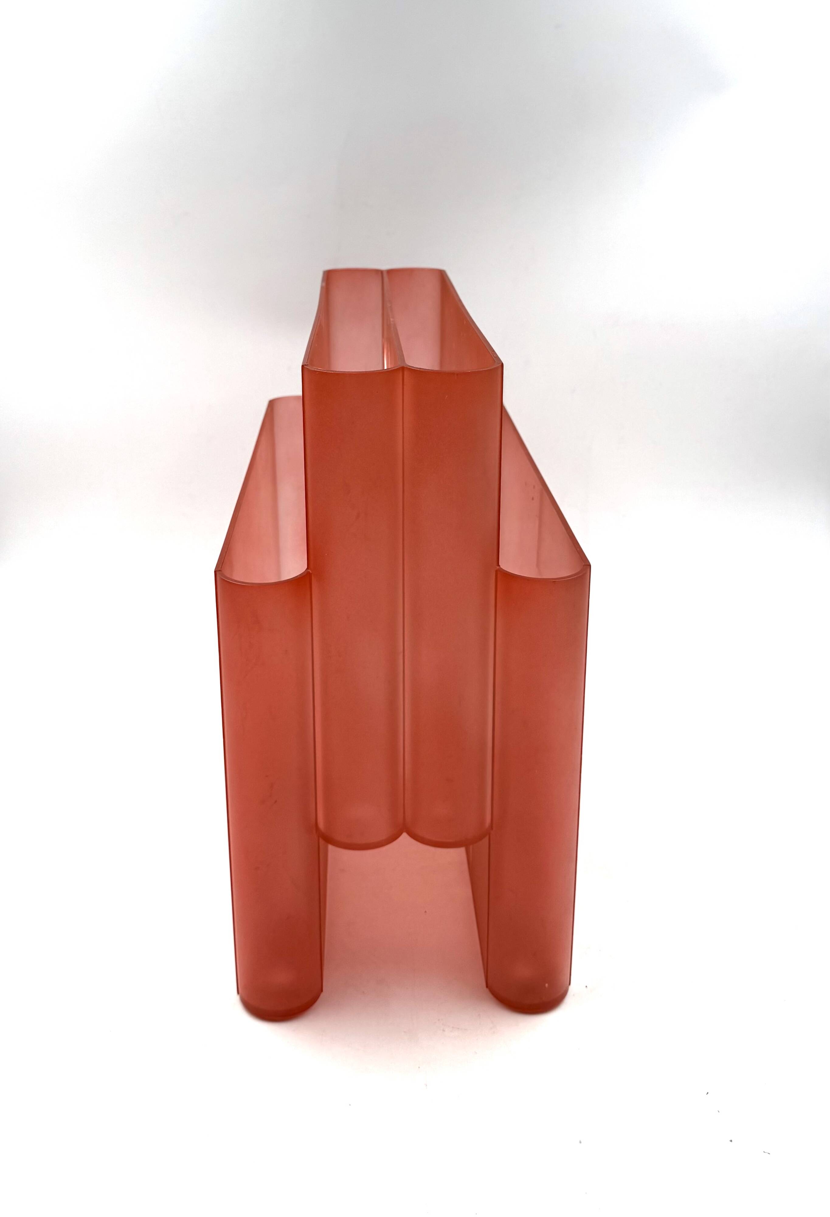 Space age pink plastic magazine rack, Giotto Stoppino, Kartell 1970s
