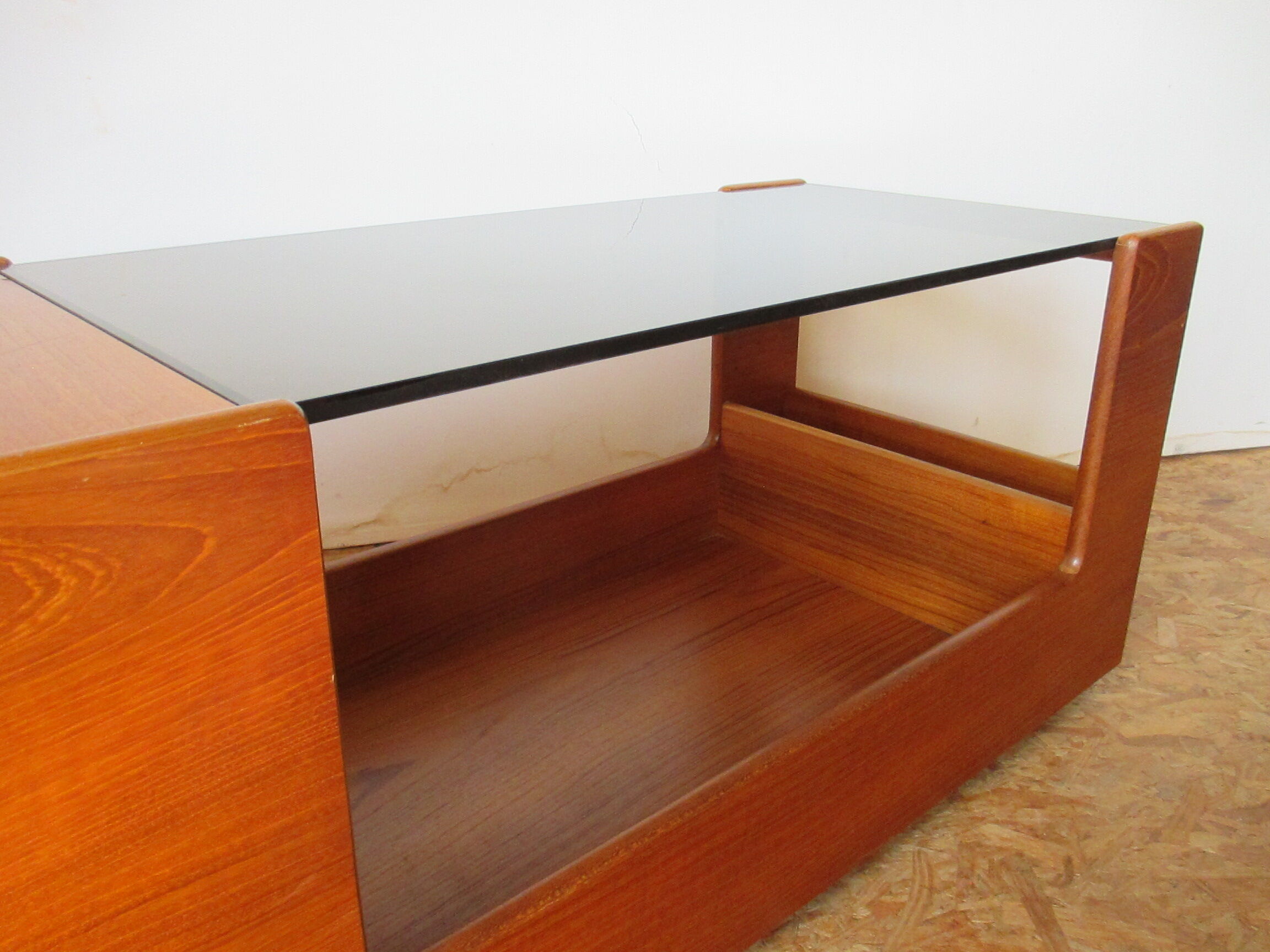 Coffee table on wheels 70