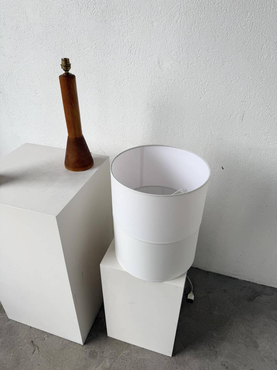 Paire de lampes de table bois chêne années 50