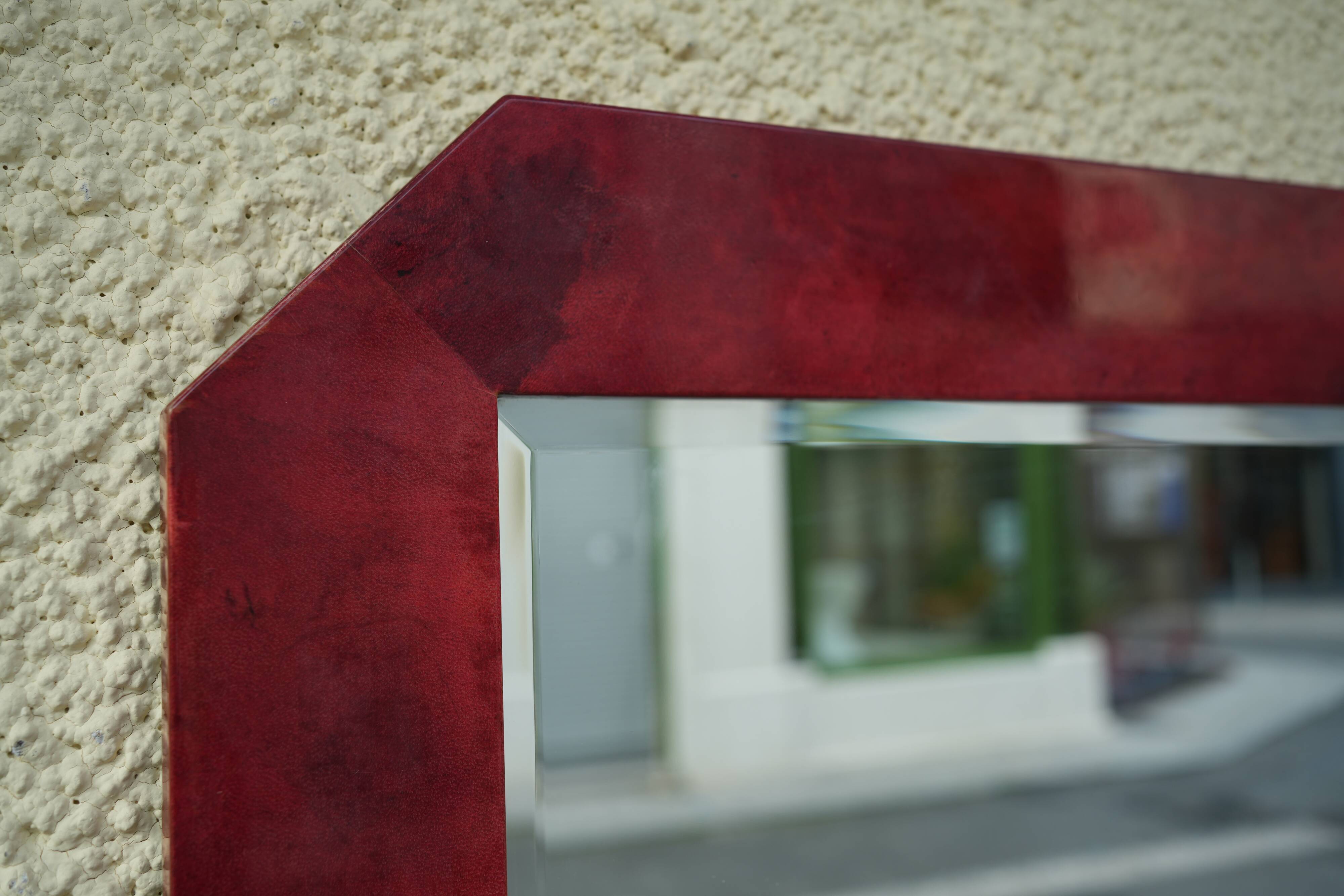 Miroir mural Aldo Tura en cuir de chèvre laqué rouge
